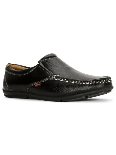 Bata men pull on Shoes at ₹577