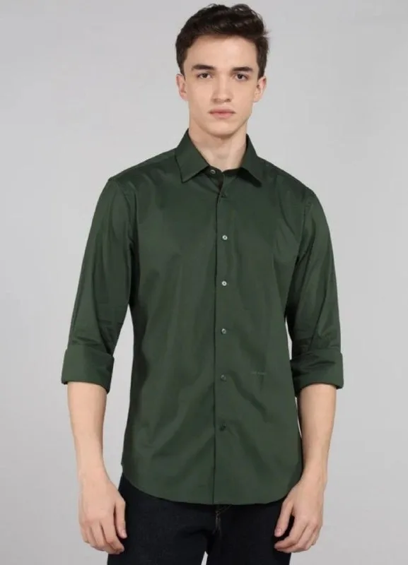 Men Regular Fit Solid Casual Shirt at ₹896